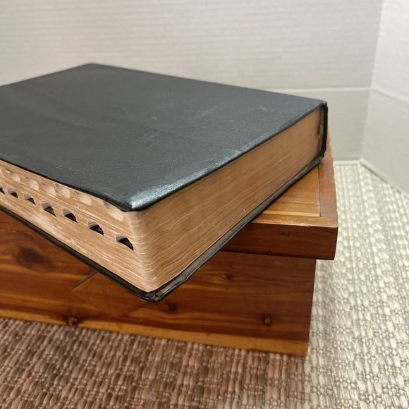 Nave's Topical Bible: A Digest of the Holy Scriptures 1962 Thumb Indexed - Picture 6 of 12